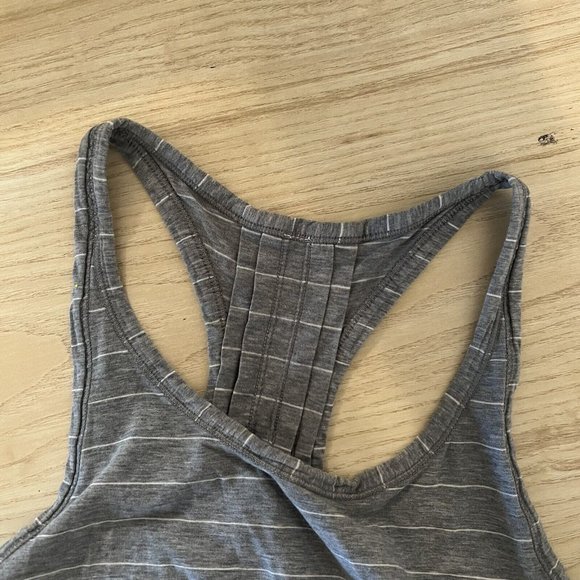 Lululemon Yogi Everyday Top Size 4 Short Serve Heathered Gray Striped Racerback - Picture 6 of 9